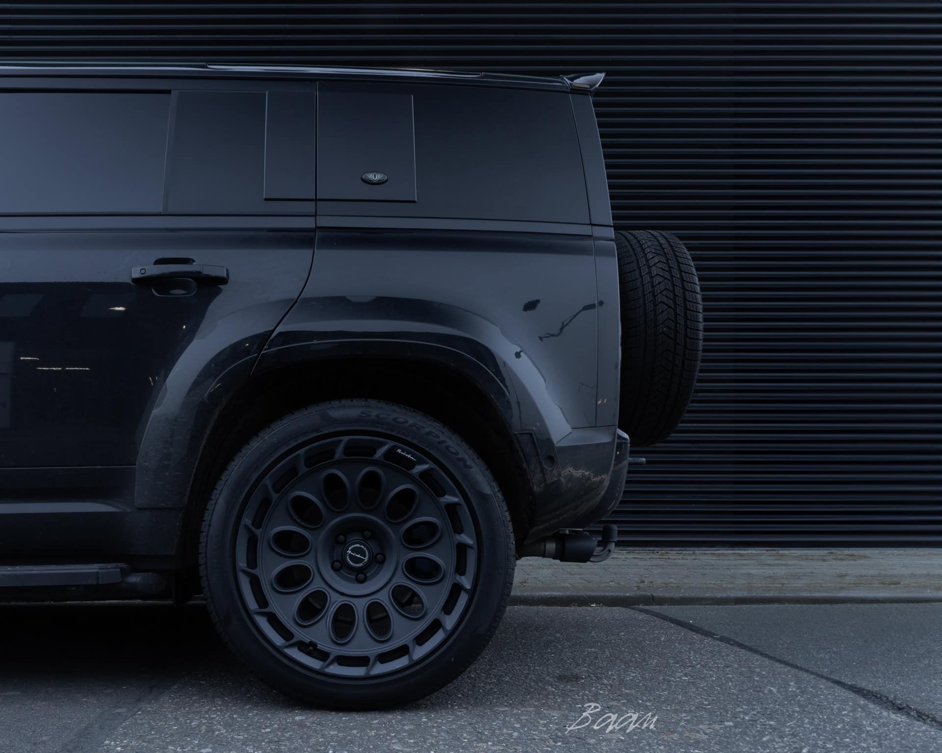 black-land-rover-defender-wheels-brixton-forged-tr21-aero-1-black